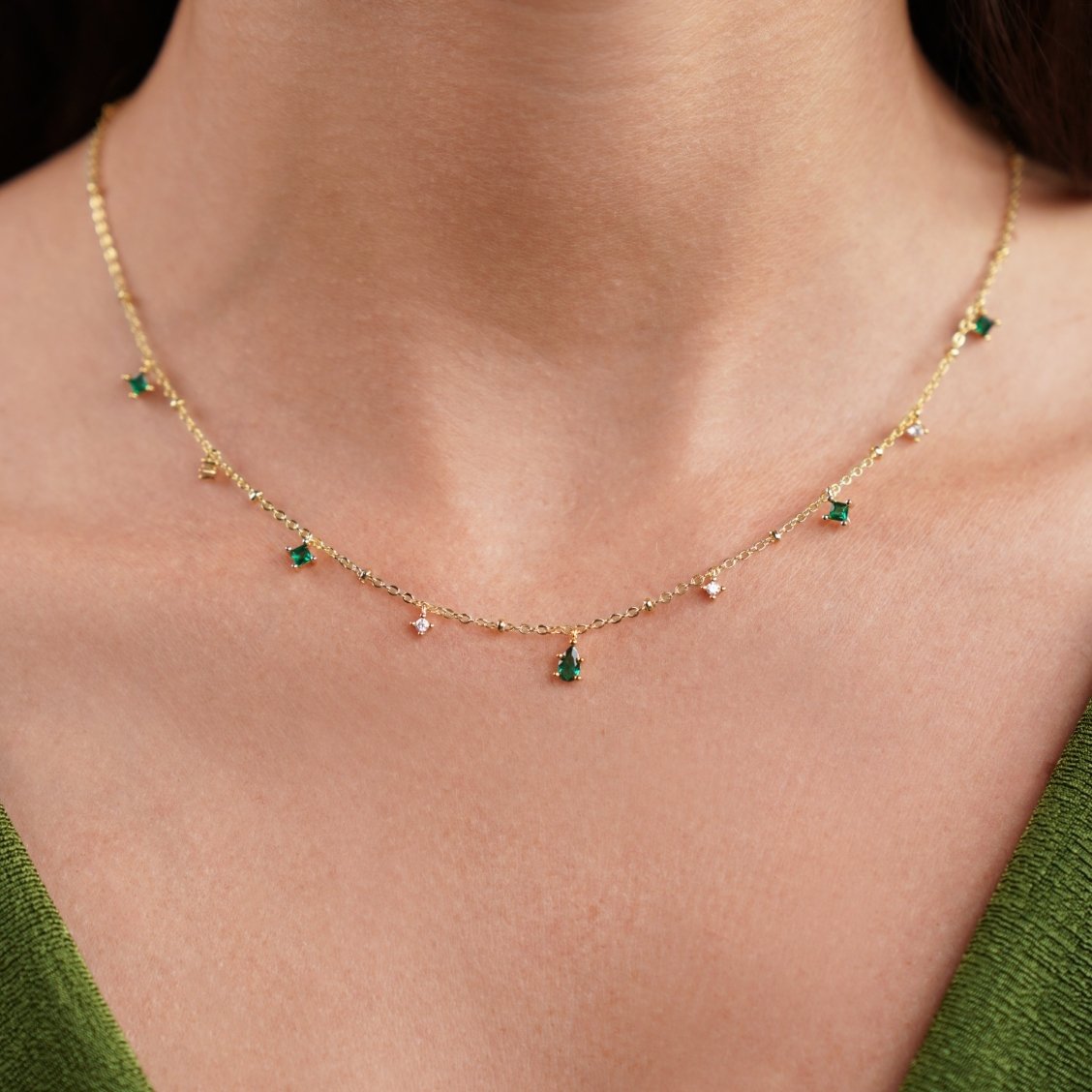Marta – Gold necklace with green pendant.