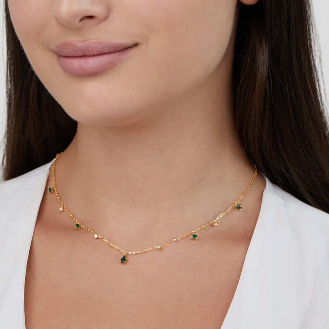 Marta – Gold necklace with green pendant.