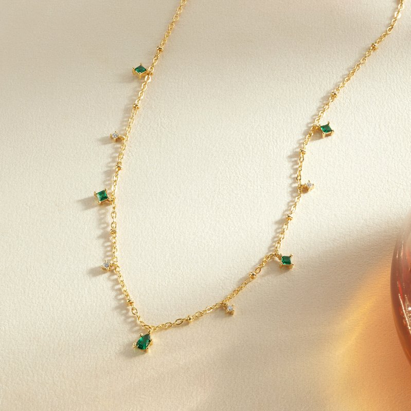 Marta – Gold necklace with green pendant.