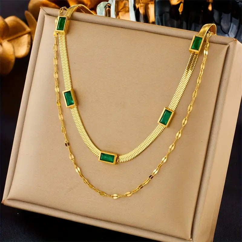 Annelie – Necklace with emerald and gold details.