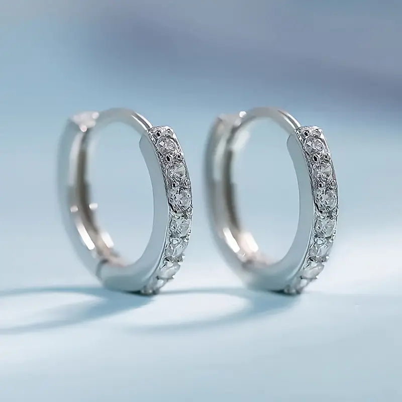 Nora – Gold earrings with delicate stones.