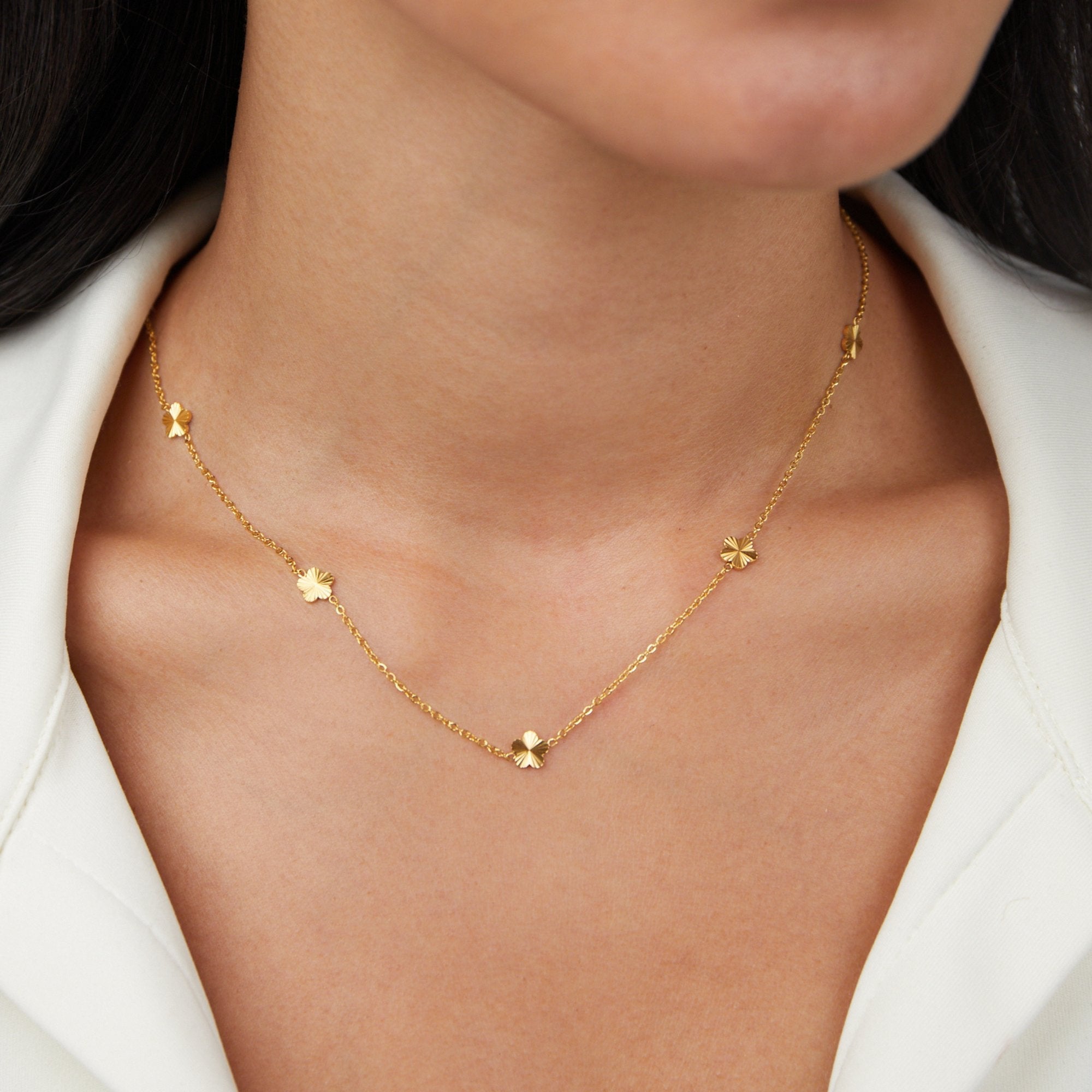 Kathrin – Una collana con delicati accenti di colore.