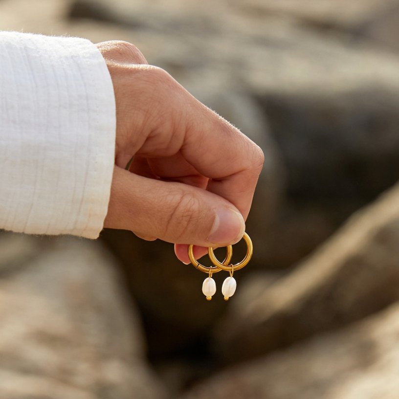 Elisa-Marie – Orecchini in oro con pendente di perla.