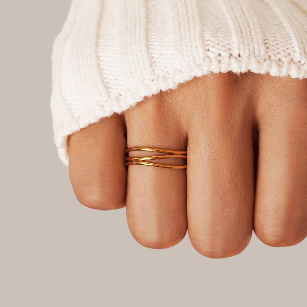 Valerie – Gold-plated ring with intertwined lines.