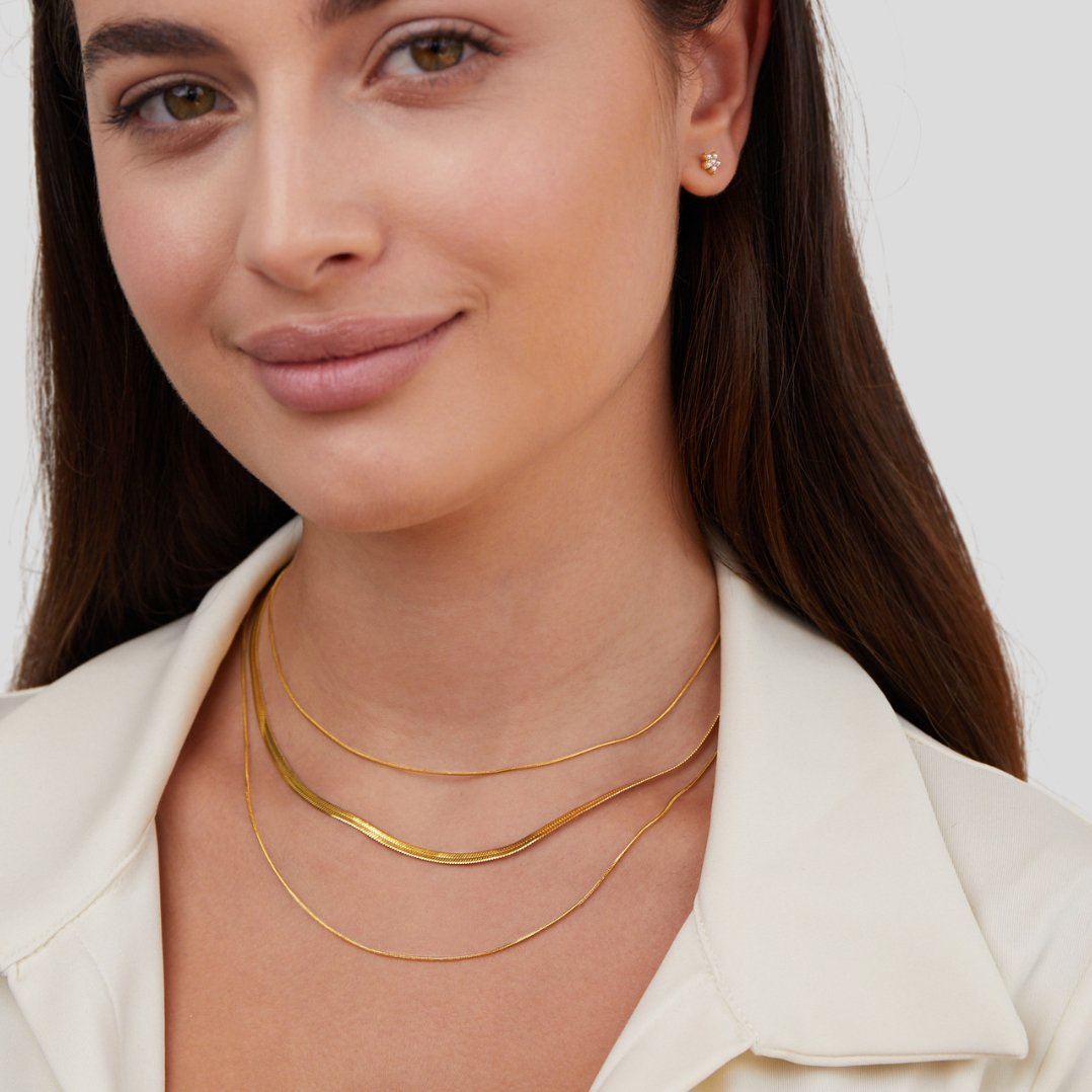Antonie – Multilayer gold necklace with a transparent structure.