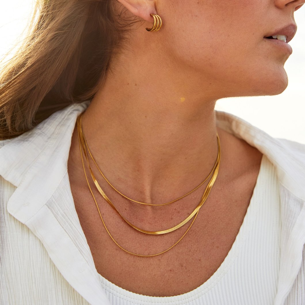 Antonie – Multilayer gold necklace with a transparent structure.