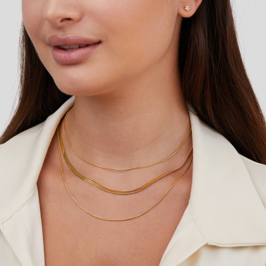 Antonie – Multilayer gold necklace with a transparent structure.
