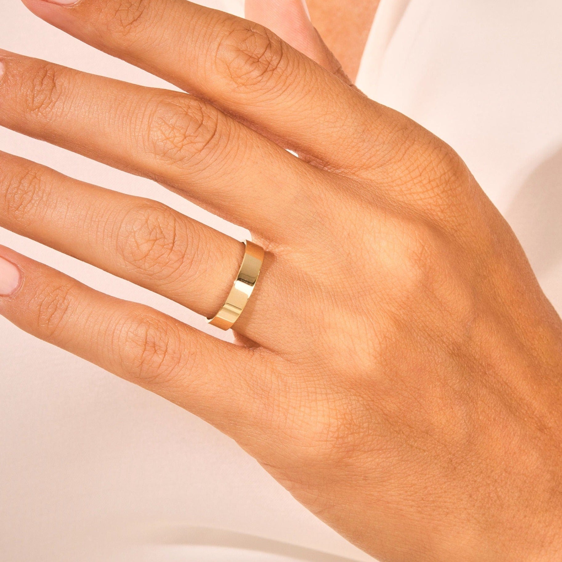 Elisa – Diamond ring with solitaire setting.