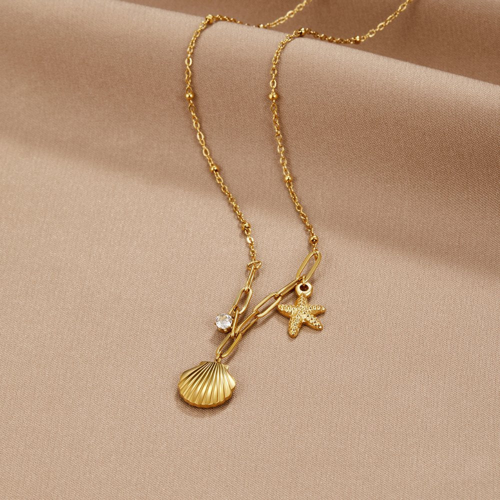 Greta – Gold-colored star pendant chain.
