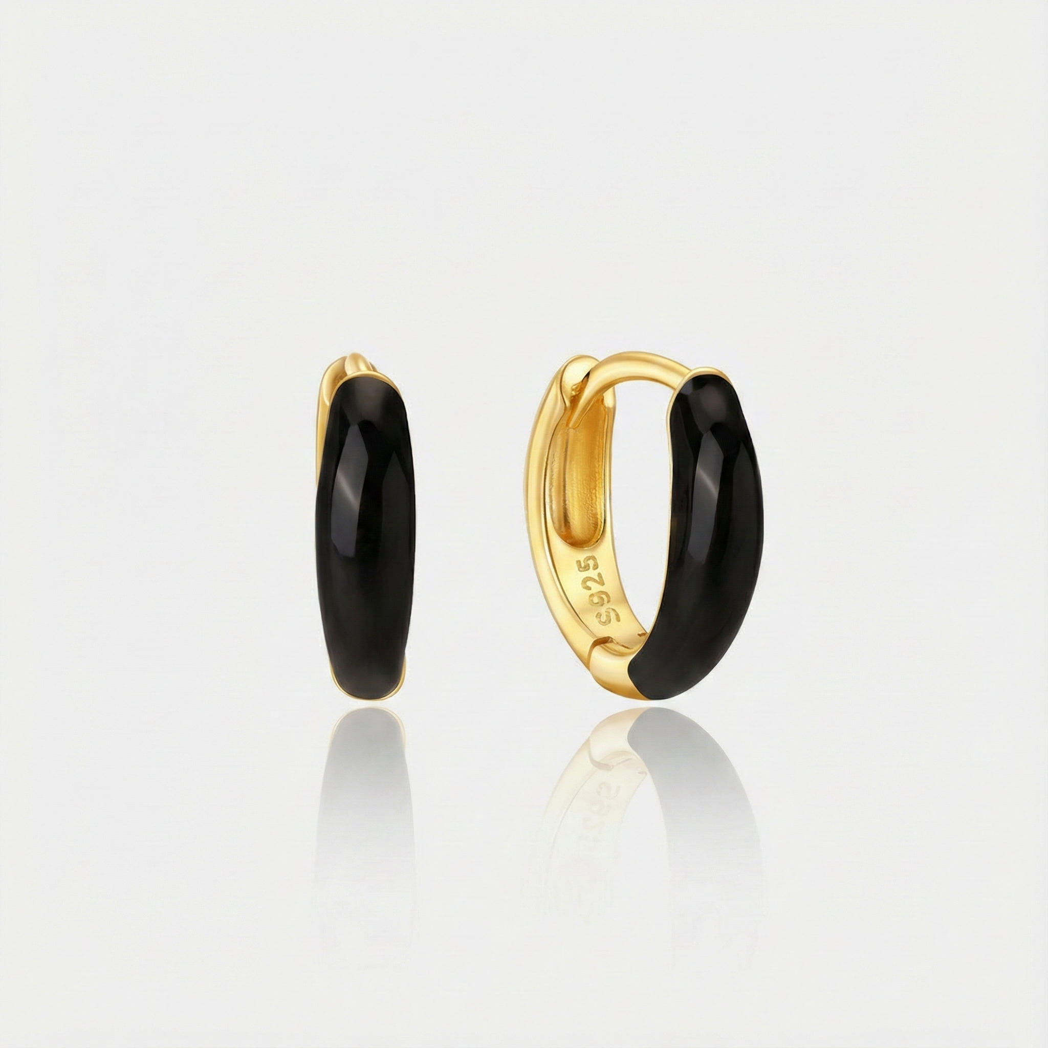 Theresia – Delicately curved gold earrings.