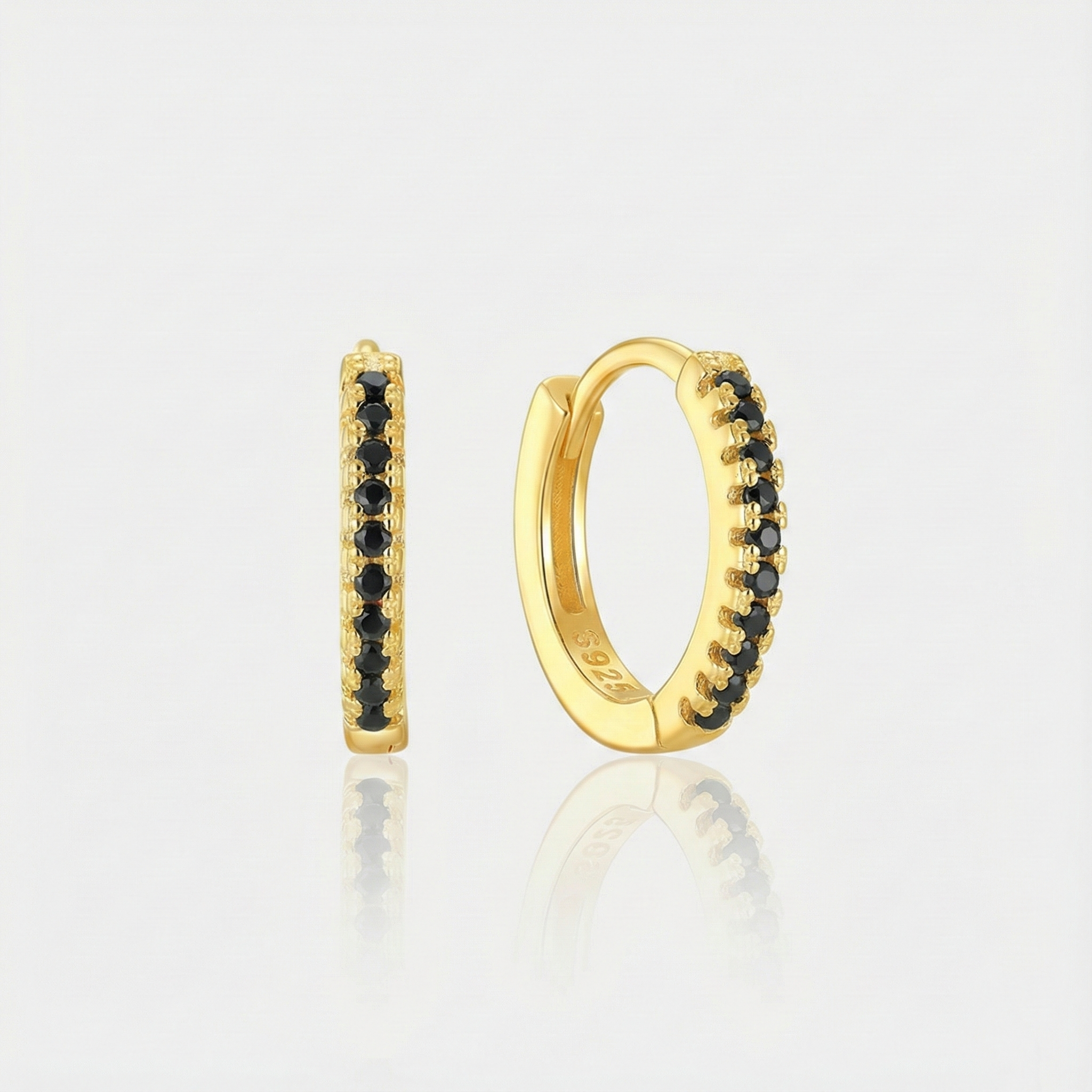 Theresia – Delicately curved gold earrings.