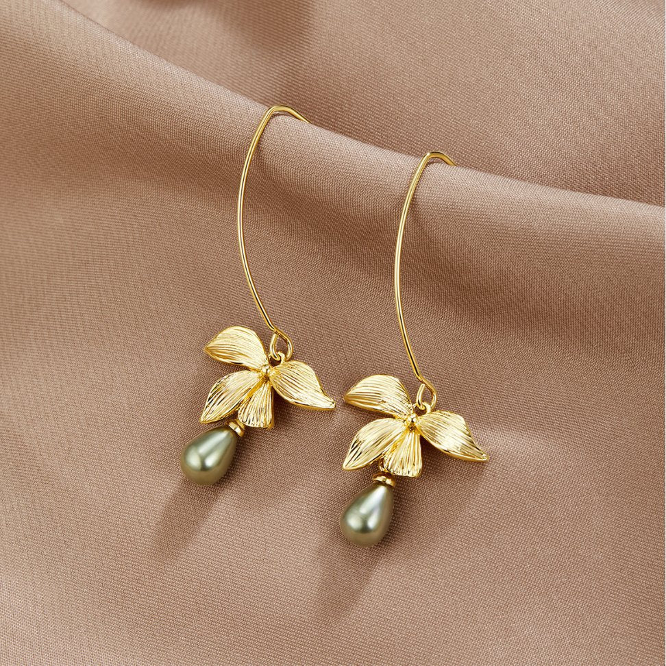 Juliana – Gold earrings with pearly surface.