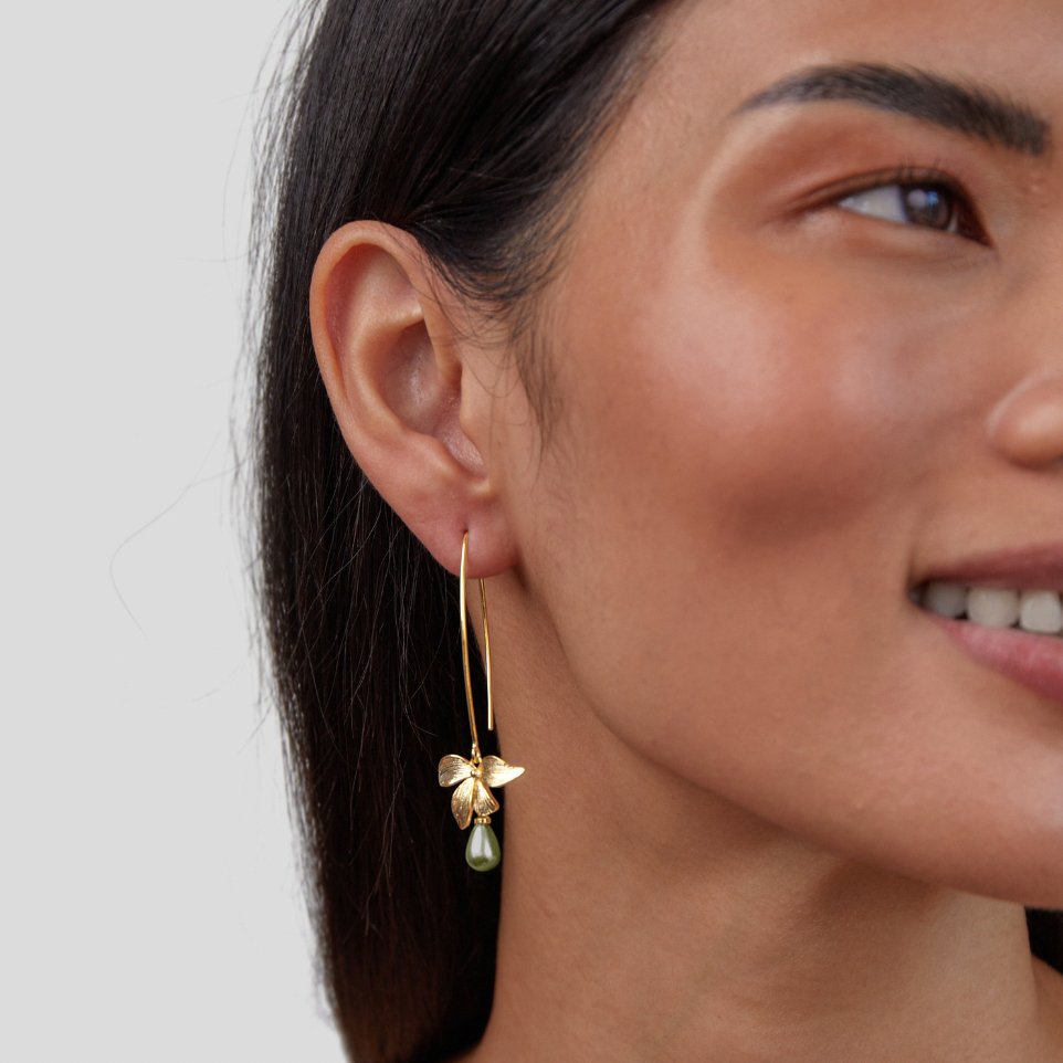 Juliana – Gold earrings with pearly surface.