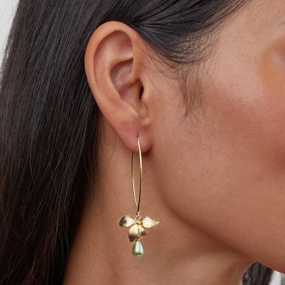 Juliana – Gold earrings with pearly surface.