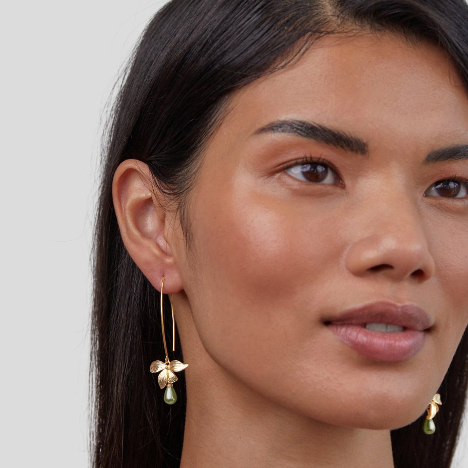 Juliana – Gold earrings with pearly surface.