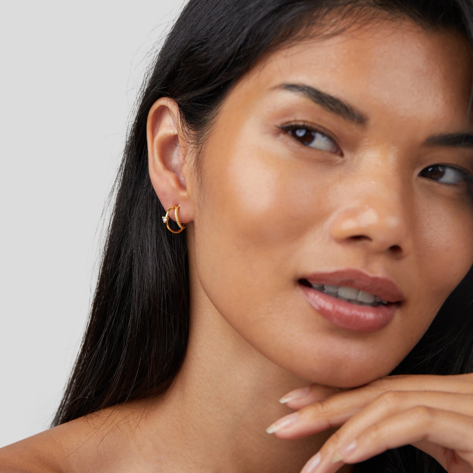 Mariana – Slim silver earrings.