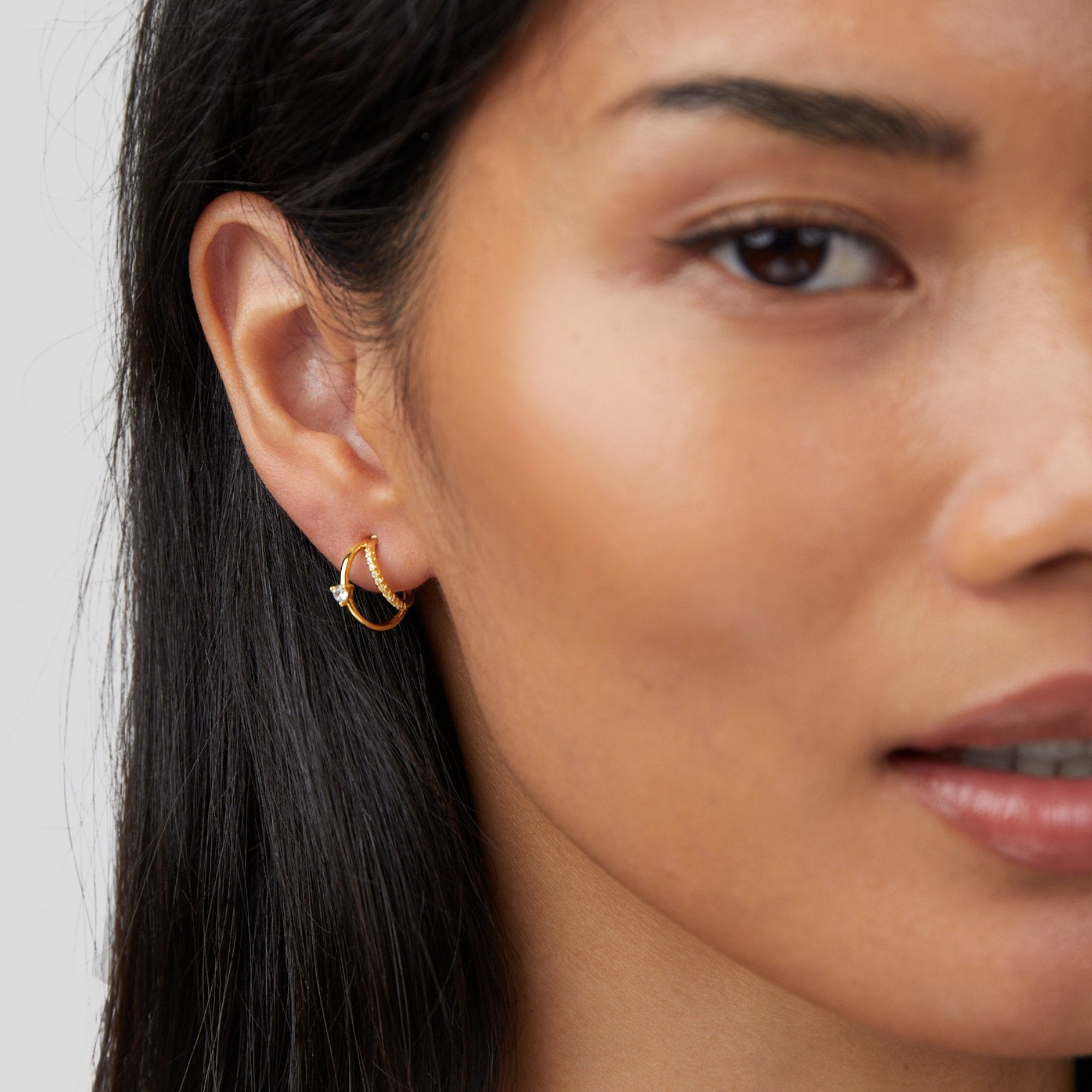 Mariana – Slim silver earrings.