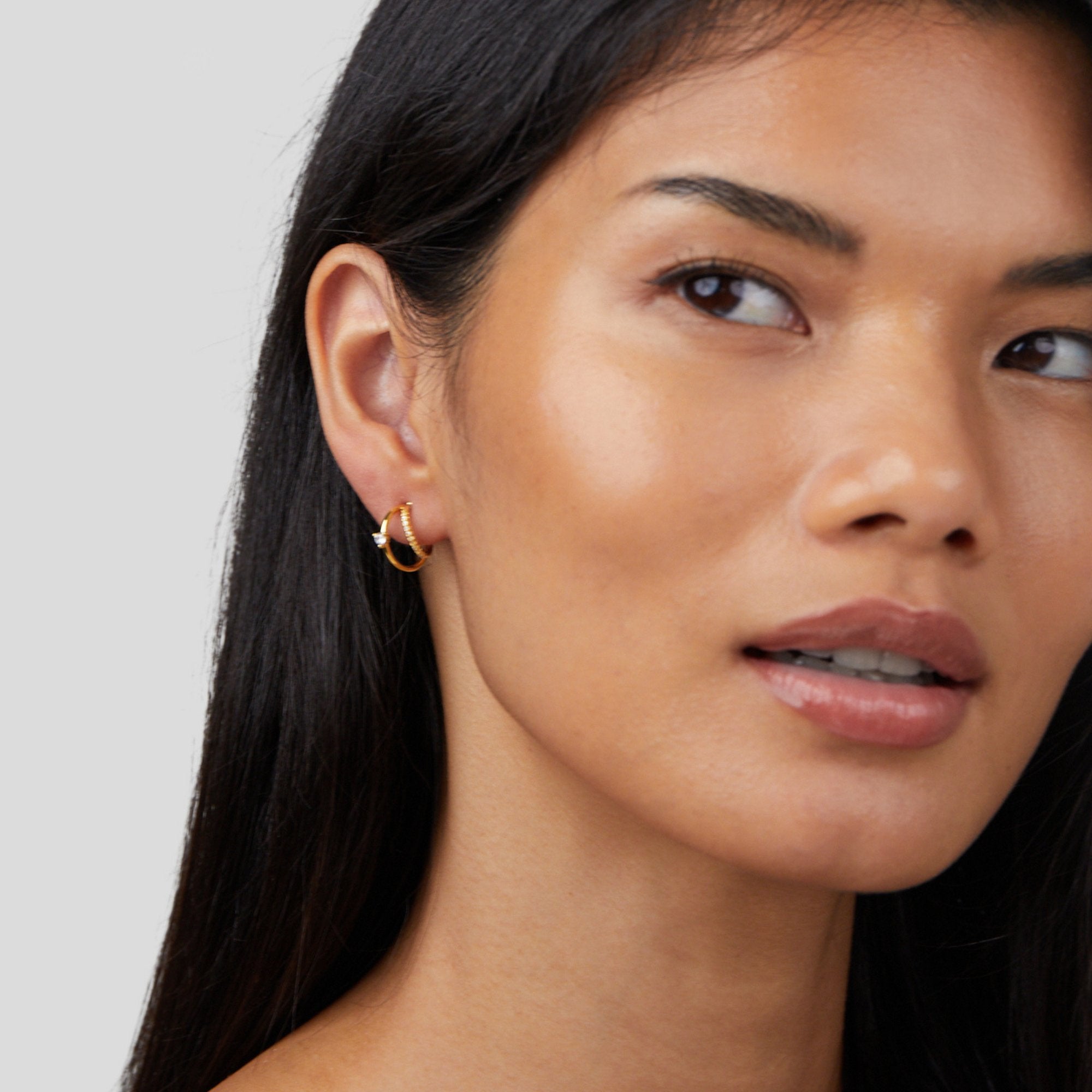 Mariana – Slim silver earrings.