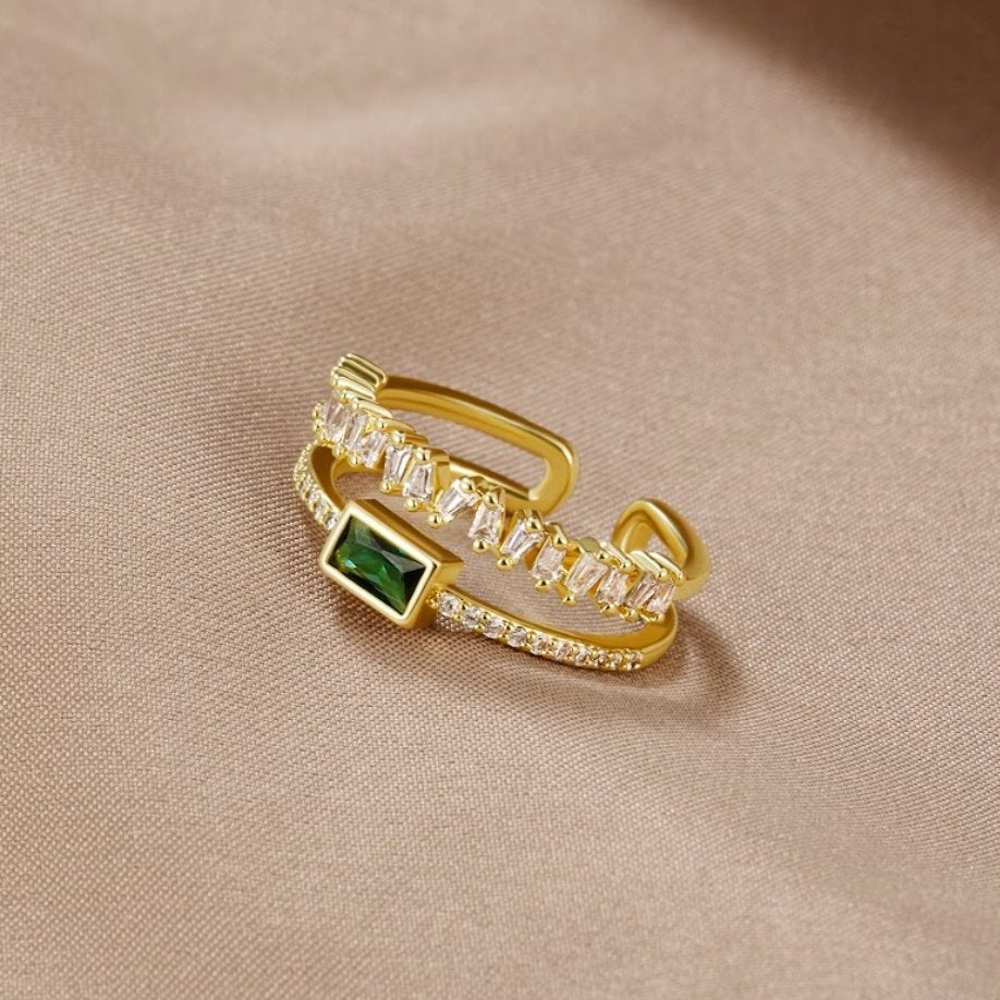 Sabina – Gold-plated ring with emerald green accents.