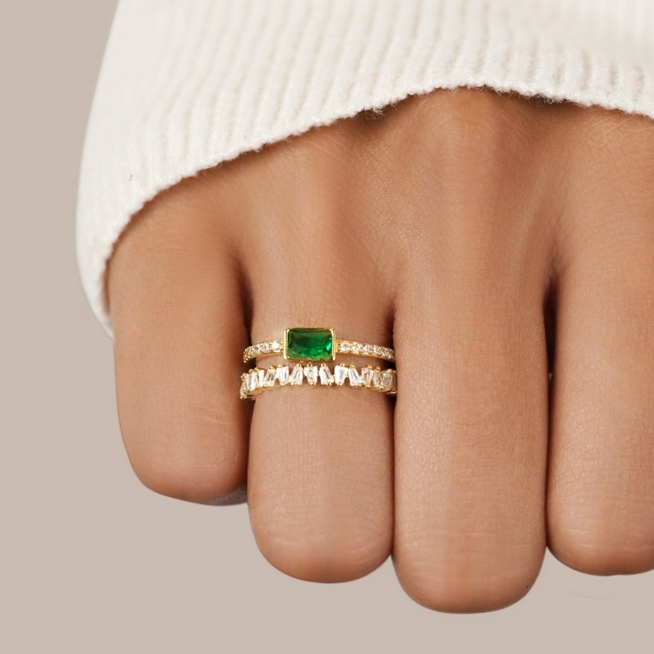 Sabina – Gold-plated ring with emerald green accents.