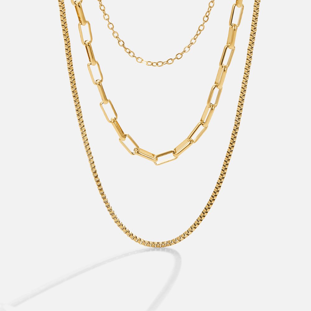 Josefína – Three-layer gold necklace with delicate links.