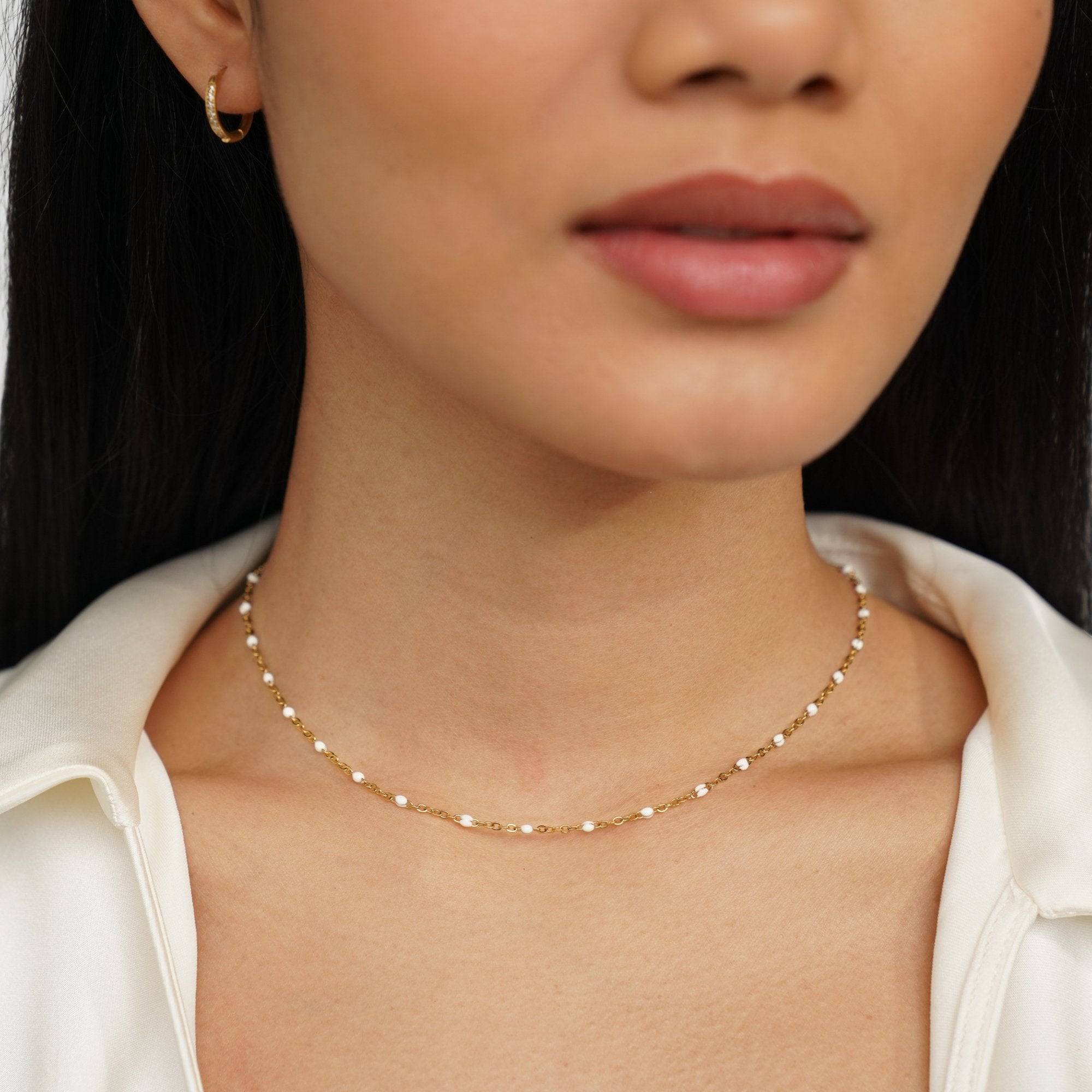 Sabina – Fine gold choker necklace with mini pearls.