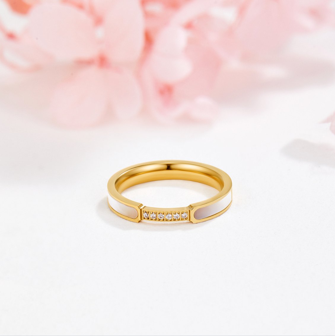 Lara – A thin gold ring with a delicate shine.