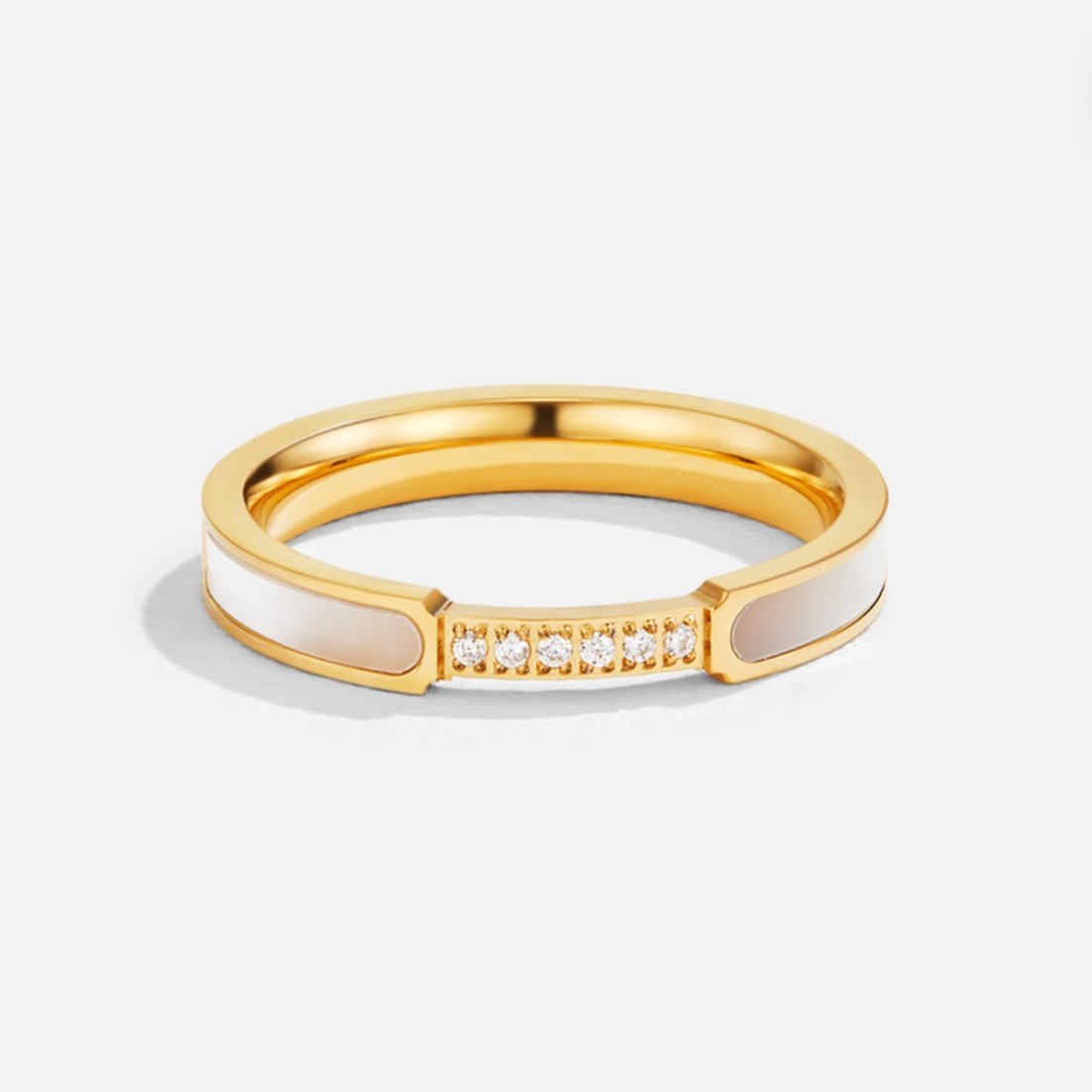Lara – A thin gold ring with a delicate shine.