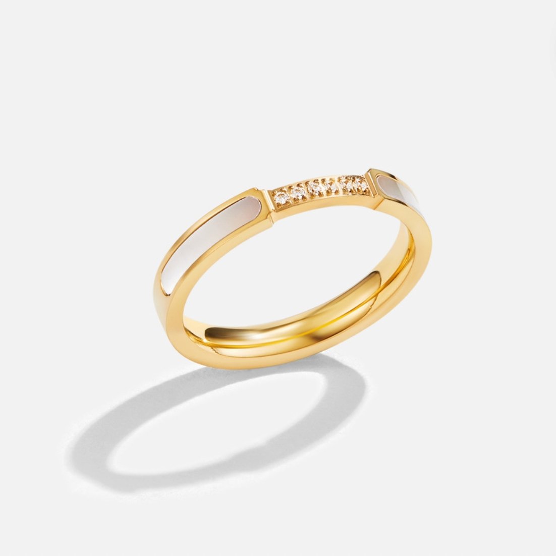 Lara – A thin gold ring with a delicate shine.