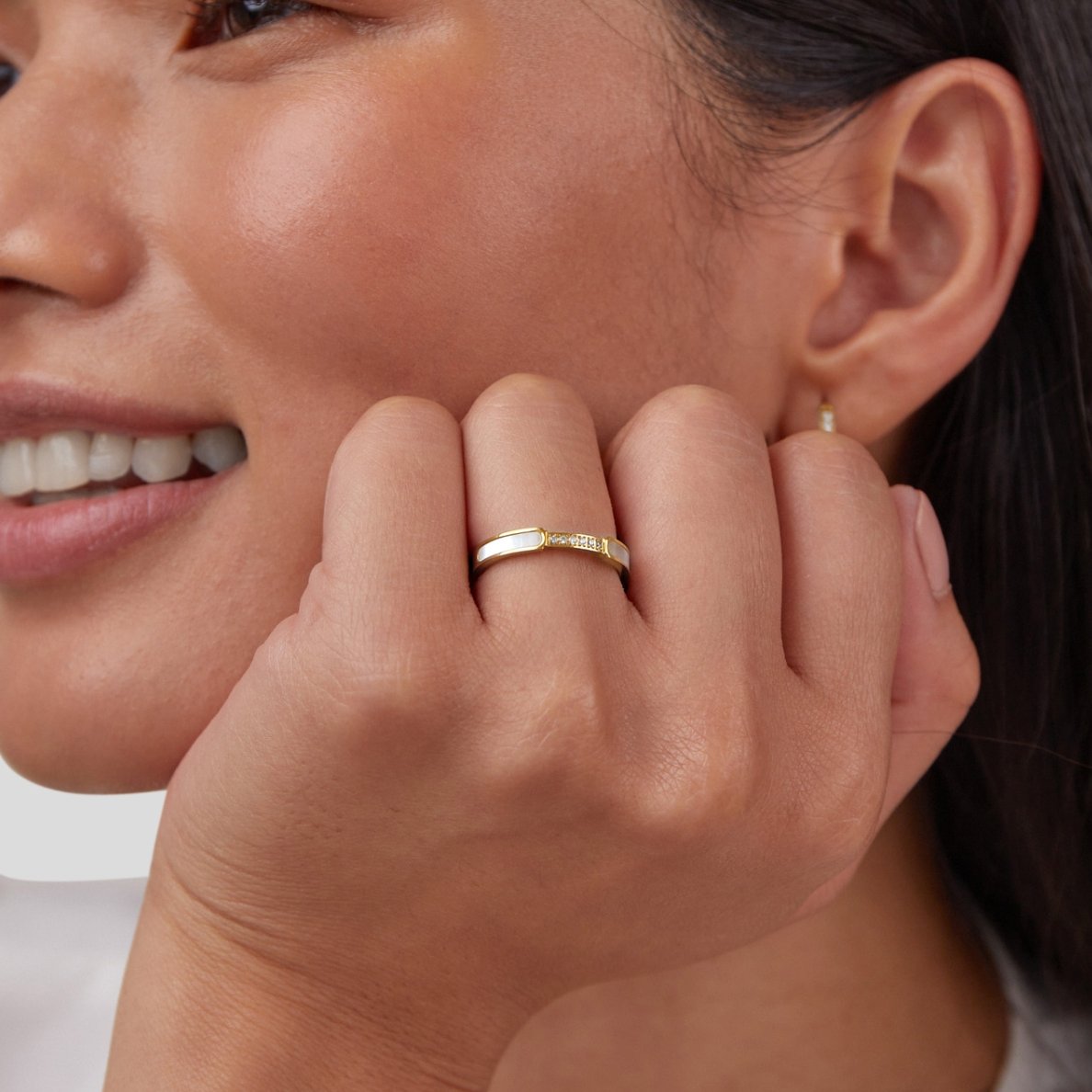 Lara – A thin gold ring with a delicate shine.