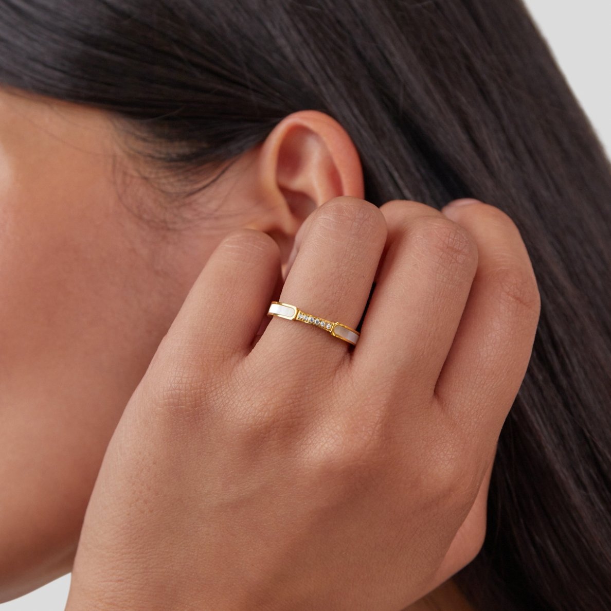Lara – A thin gold ring with a delicate shine.