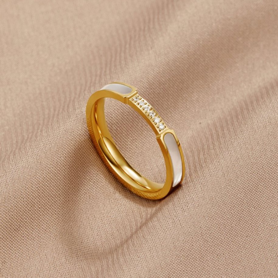Lara – A thin gold ring with a delicate shine.