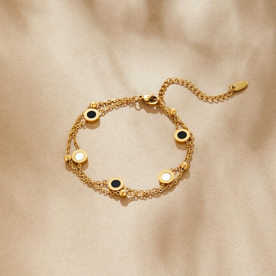 Carla – Delicate gold bracelet with contrasting round elements.
