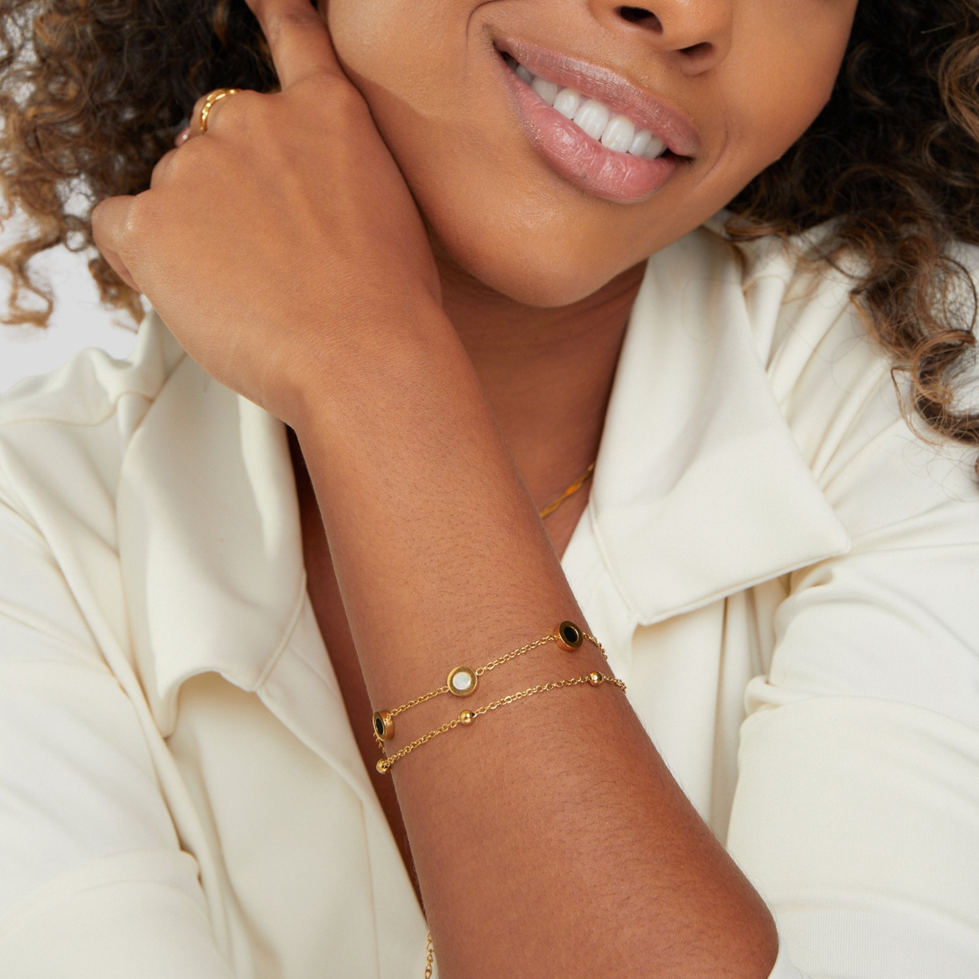 Carla – Delicate gold bracelet with contrasting round elements.