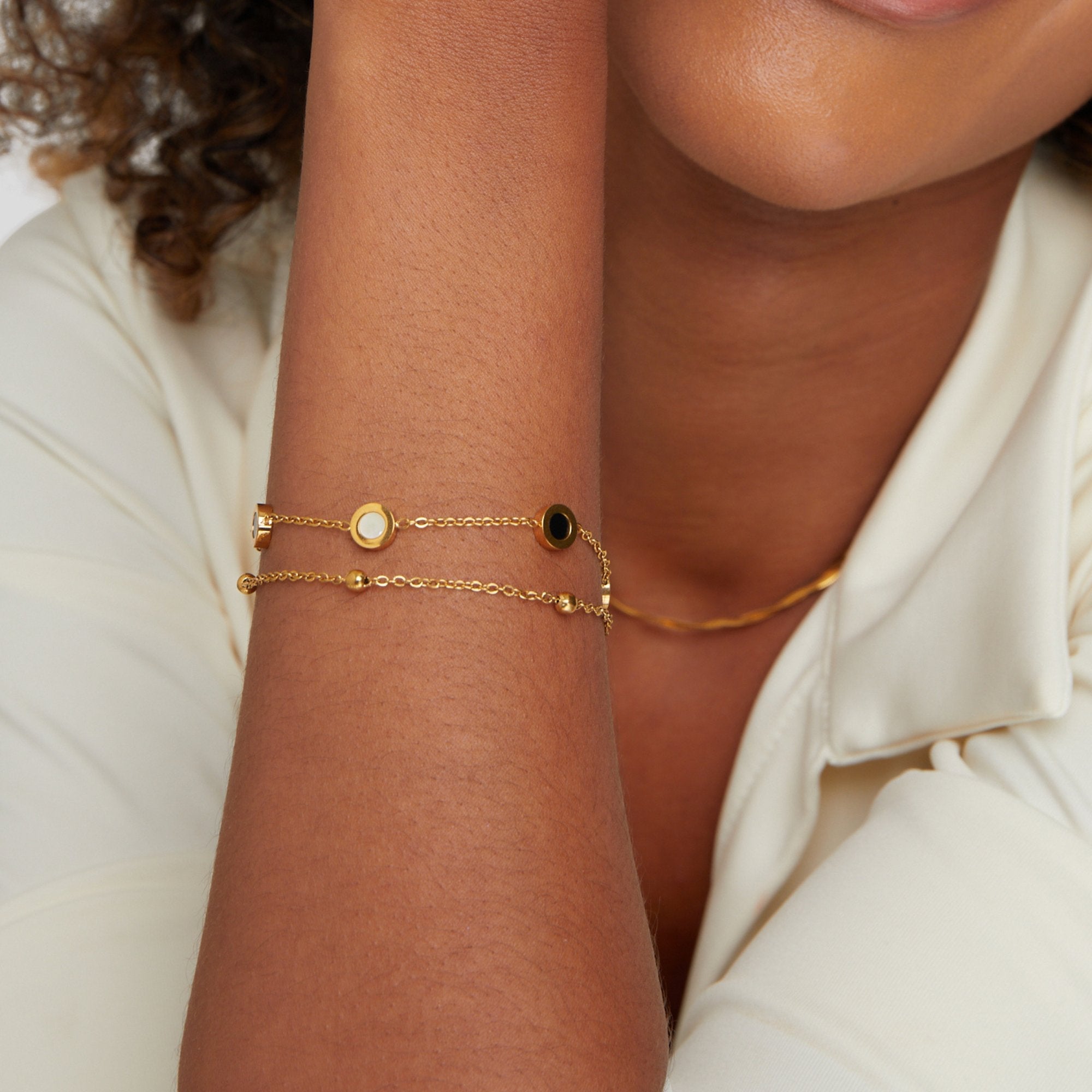 Carla – Delicate gold bracelet with contrasting round elements.