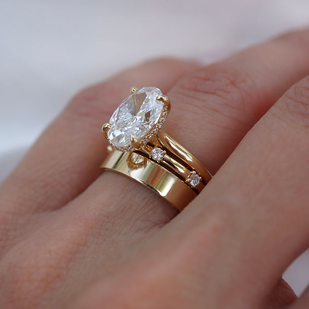 Johana – solitaire ring with round diamond.