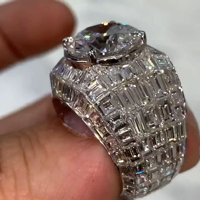 Anna-Lena – Silver ring with round-cut diamonds.