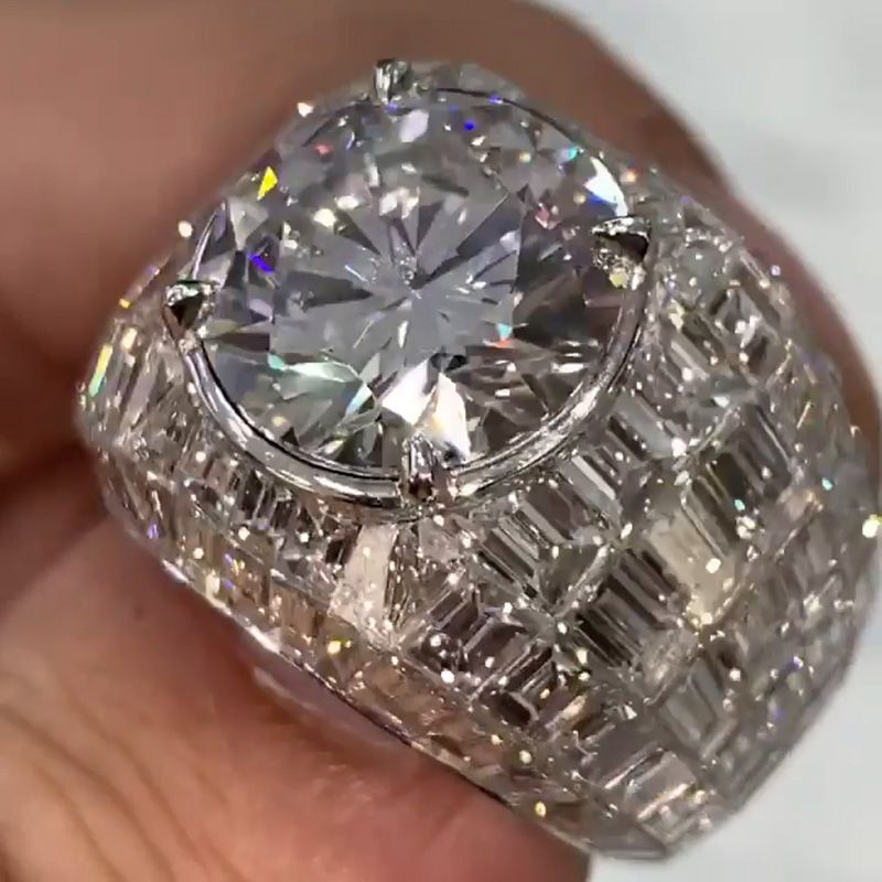 Anna-Lena – Silver ring with round-cut diamonds.