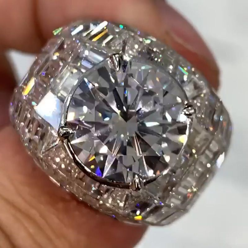 Anna-Lena – Silver ring with round-cut diamonds.