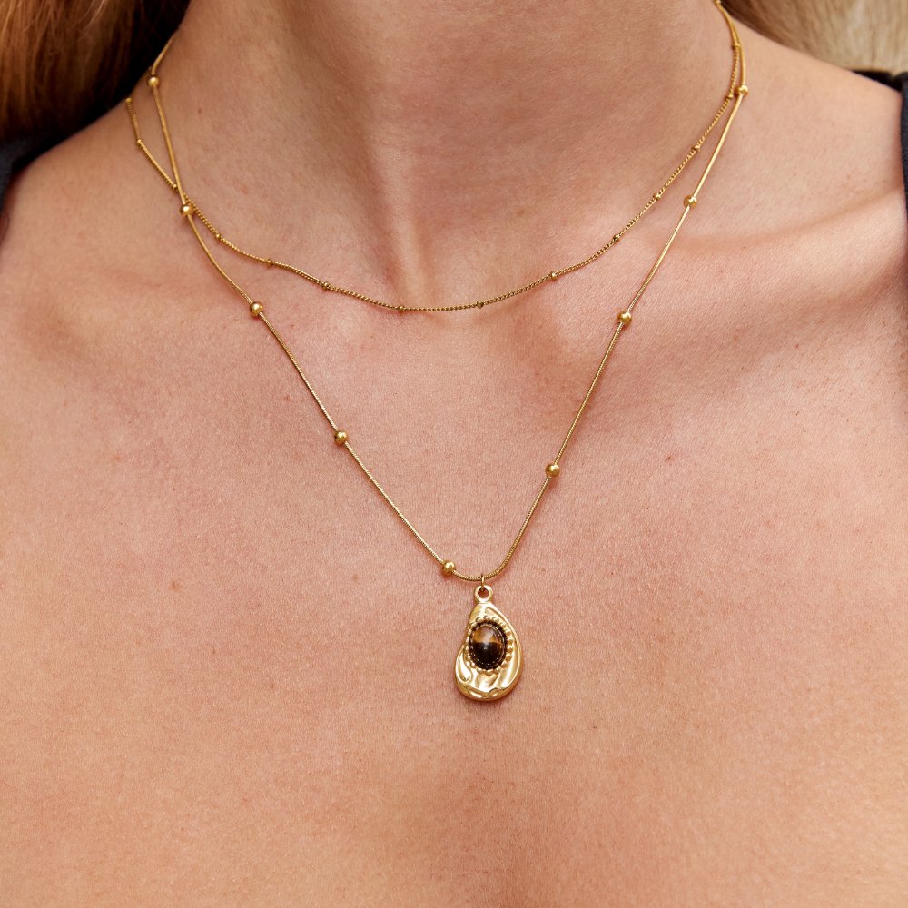 Leonie – Chain with round gold pendant.