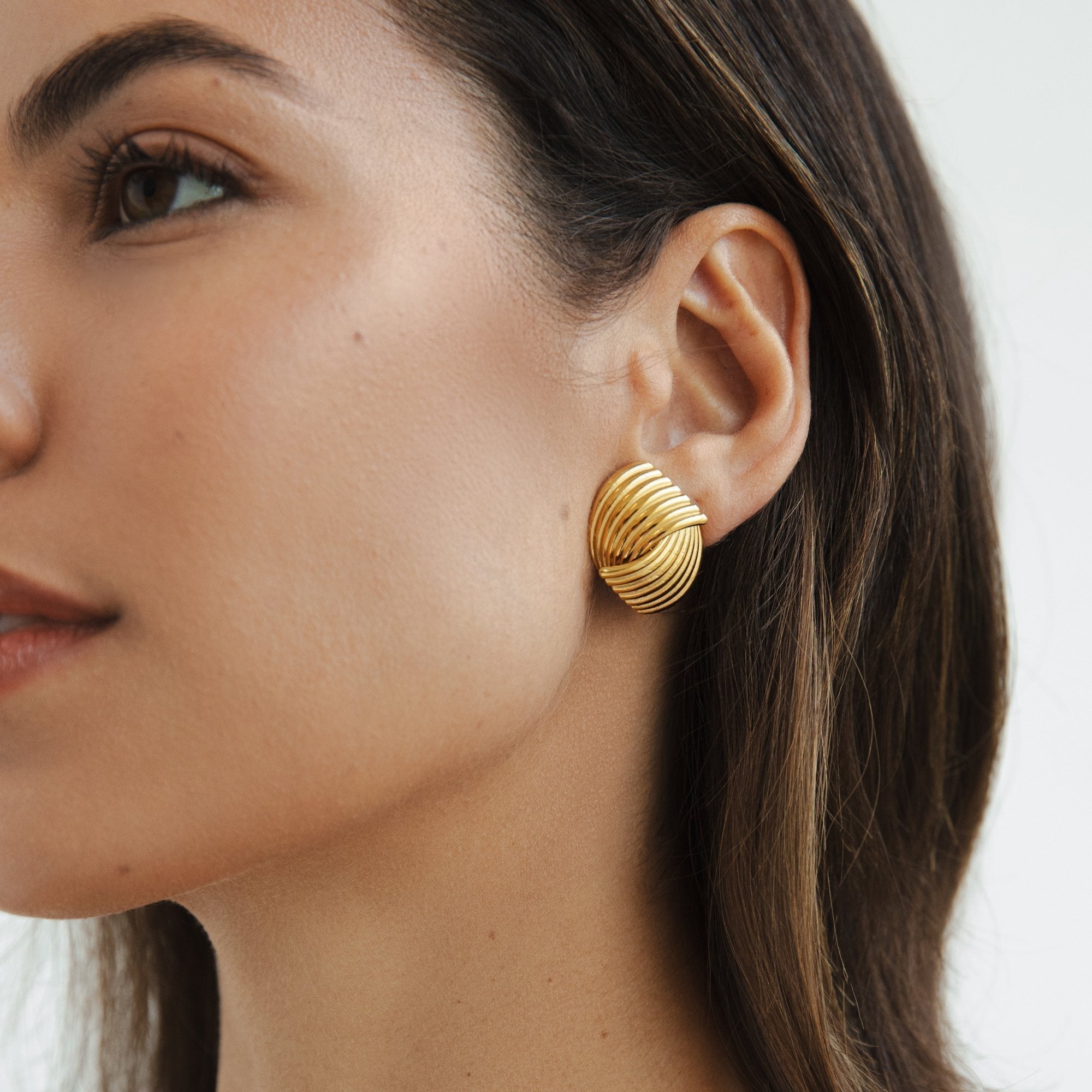 Beatrix – Gold earrings with fan structure