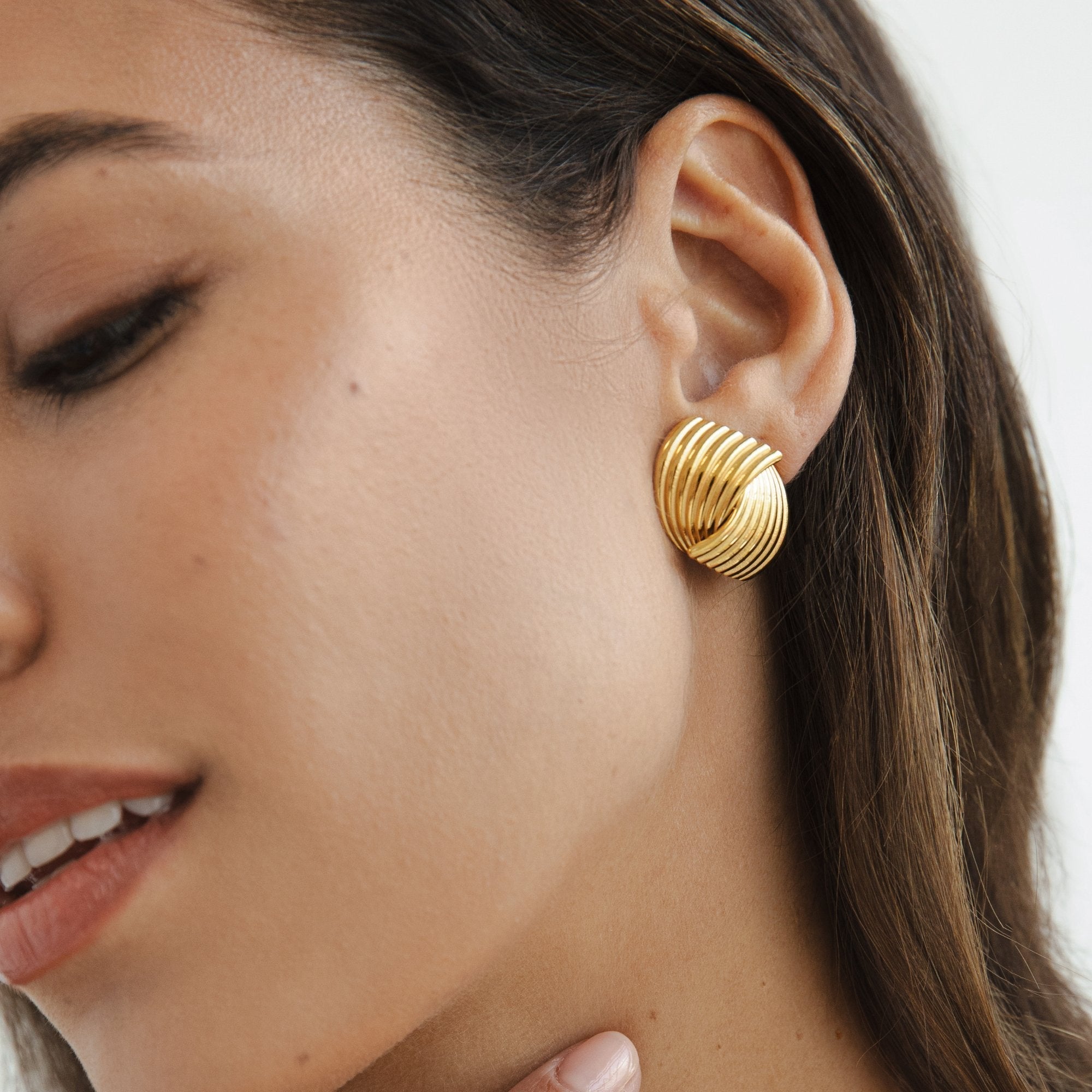 Beatrix – Gold earrings with fan structure