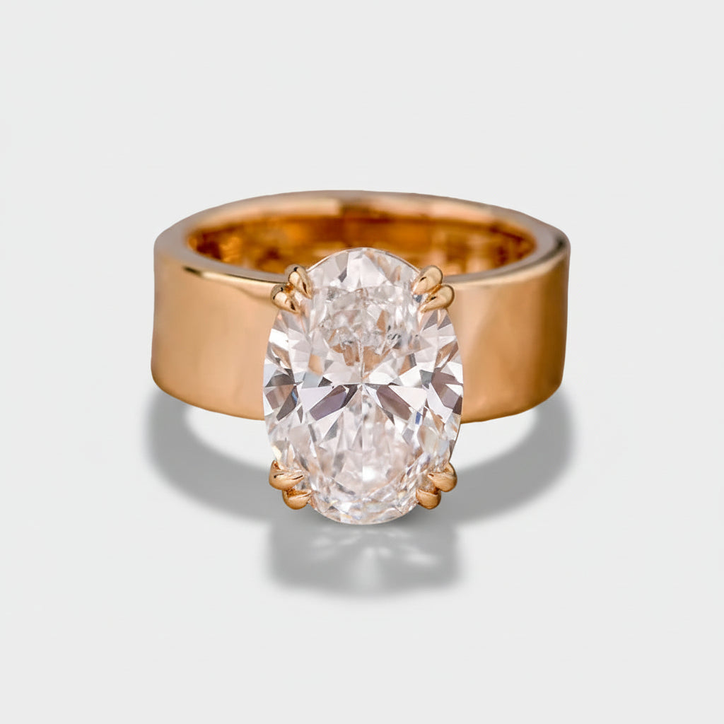 Lara – Solitaire ring with round stone in gold.