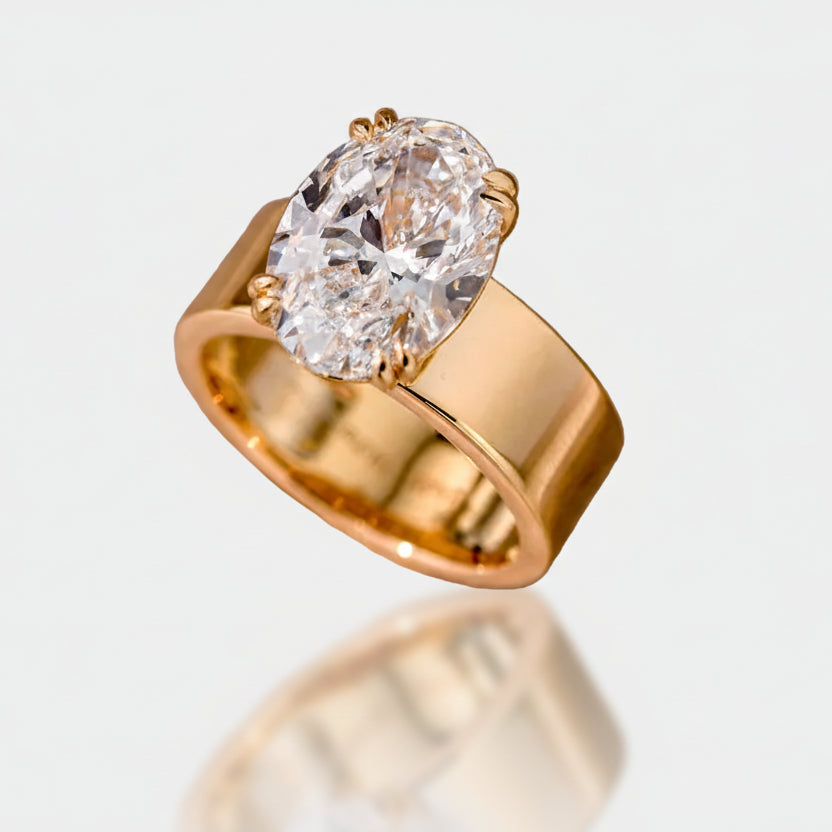 Lara – Solitaire ring with round stone in gold.