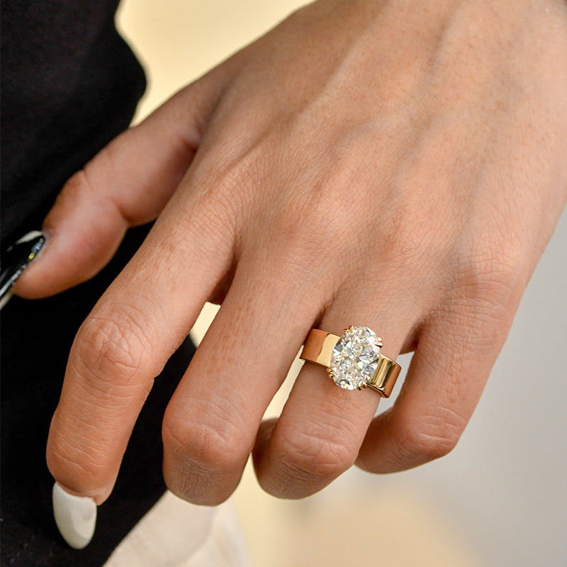 Lara – Solitaire ring with round stone in gold.