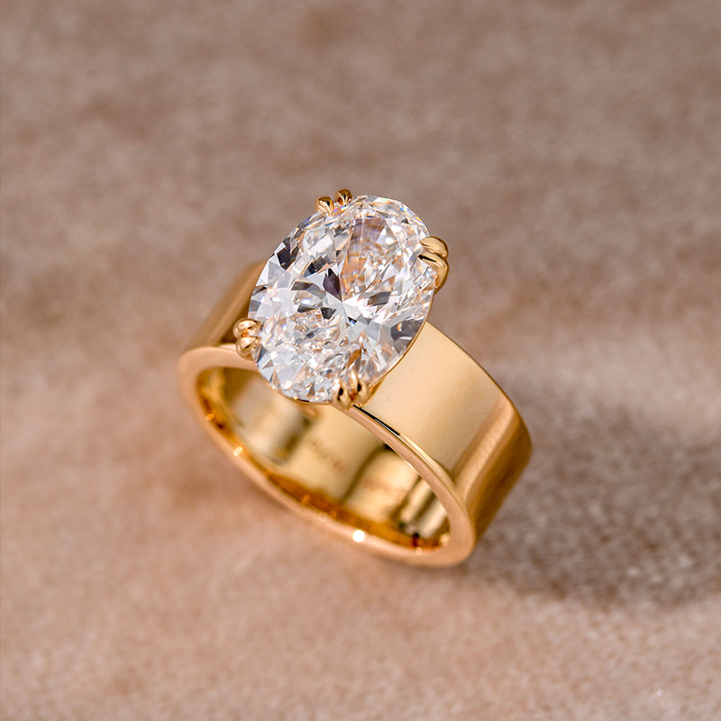 Lara – Solitaire ring with round stone in gold.