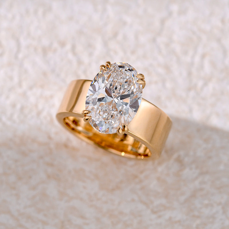 Lara – Solitaire ring with round stone in gold.