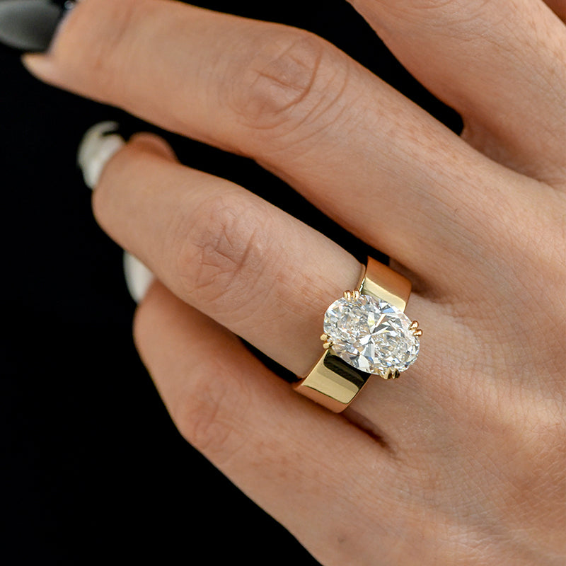 Lara – Solitaire ring with round stone in gold.